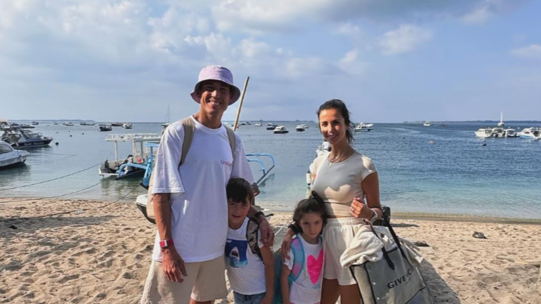turunminum.id Aleix Espargaro Nikmati Keindahan Pantai Lombok Jelang MotoGP Mandalika 2024