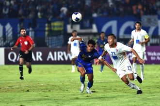 Pemain Persib Bandung, Ryan Kurnia mencoba melepaskan diri dari kawalan pemain PORT FC (Foto: S Nurhadi P)