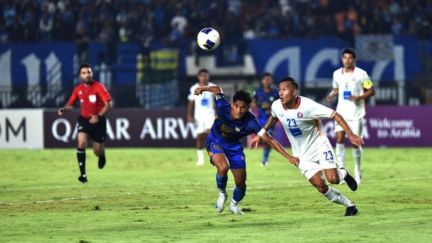 Pemain Persib Bandung, Ryan Kurnia mencoba melepaskan diri dari kawalan pemain PORT FC (Foto: S Nurhadi P)