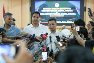 Taufik Hidayat dan Menpora Dito Ariotedjo (Foto: Kemenpora.go.id)