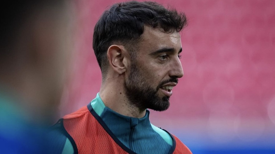 turunminum.id Inggris Kartu Merah Untuk Bruno Fernandes Dicabut Kartu Merah Untuk Bruno Fernandes Dicabut (foto: x)