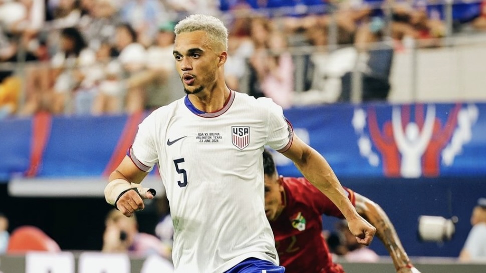 turunminum.id Inggris Manchester United Mundur Kejar, Antonee Robinson Manchester United Mundur Kejar, Antonee Robinson (foto: x)