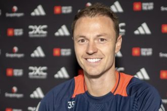 Erik Ten Hag Andalkan Jonny Evans Bek Kiri Darurat (foto: x)