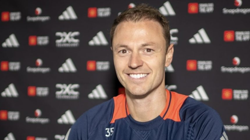 Erik Ten Hag Andalkan Jonny Evans Bek Kiri Darurat (foto: x)
