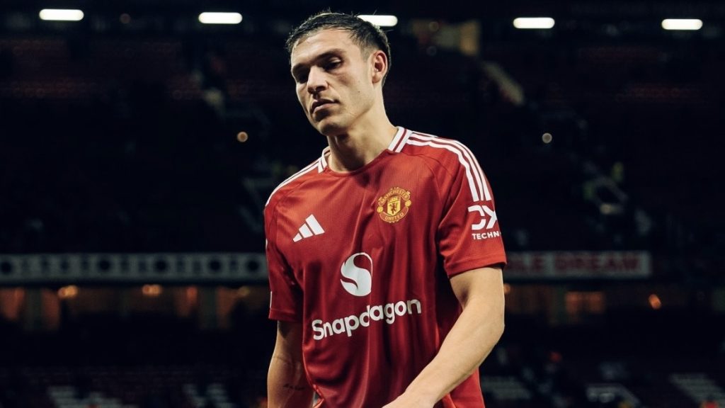 turunminum.id Inggris Manuel Ugarte: Stabilitas Lini Tengah Manchester United Manuel Ugarte: Stabilitas Lini Tengah Manchester United (foto: x)
