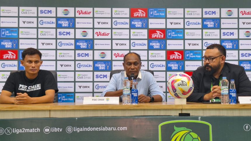Pelatih PSKC Cimahi, Kas Hartadi (tengah) dan pemainnya Dias Angga Putra (kiri). (Arf)