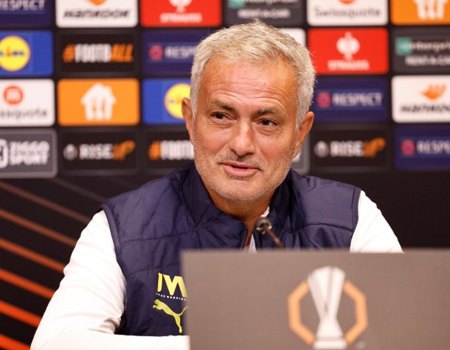 turunminum.id Mourinho Pertanyakan Keputusan Manchester United Depak Ferguson