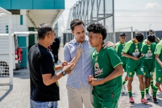 Pelatih Persebaya, Paul Munster pantau EPA Liga 1 2024 (Foto: Persebaya.id)