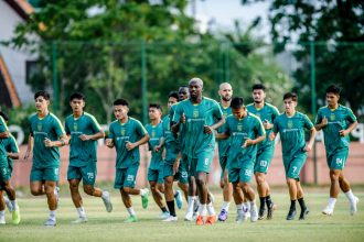 Persebaya Surabaya saat melakukan pemanasan sebelum latihan dimulai di Lapangan Thor, Kamis (3/10) sore. (Persebaya)