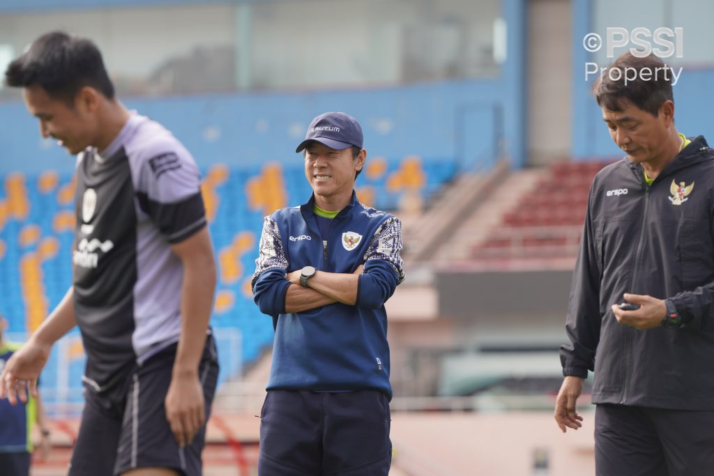 turunminum.id Timnas Timnas Indonesia Jelang Lawan China: Shin Tae-yong hingga Pratama Arhan Kompak Cengar-cengir turunminum.id Timnas Indonesia Jelang Lawan China: Shin Tae-yong hingga Pratama Arhan Kompak Cengar-cengir