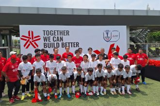 Mantan pelatih Timnas Jepang, Takeshi Okada menggelar coaching clinic untuk pemain muda, Sabtu (2/11) di Lapangan ABC Senayan, Jakarta.