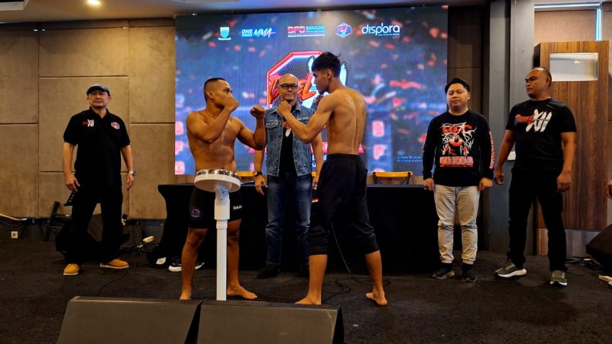 Fighter yang akan tampil di Duel XII berpose usai sesi timbang badan.